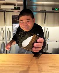 【動画】おにぎり太郎が素手で激熱おむすびを！有名人をも唸らせた作り方とは！